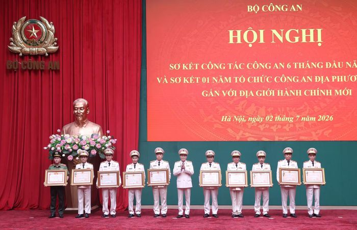 Thừa ủy quyền của lãnh đạo Đảng, Nhà nước, Thứ trưởng Lê Quốc Hùng trao Huân chương Bảo vệ Tổ quốc hạng Nhì tặng 2 tập thể, 1 cá nhân; Huân chương Lao động hạng Ba tặng 3 tập thể; trao Huân chương Bảo vệ Tổ quốc hạng Ba tặng 1 tập thể, 1 cá nhân; trao Huân chương Chiến công hạng Ba tặng 1 cá nhân; trao tặng danh hiệu Chiến sĩ thi đua toàn quốc.