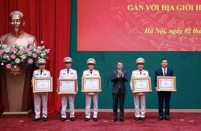 Thủ tướng Chính phủ Lê Minh Hưng trao Huân chương Quân công hạng Nhất tặng 3 cá nhân vì đã có thành tích đặc biệt xuất sắc trong quá trình công tác, góp phần vào sự nghiệp xây dựng chủ nghĩa xã hội và bảo vệ Tổ quốc; trao Huân chương Lao động hạng Ba tặng 2 cá nhân vì đã có thành tích xuất sắc đột xuất trong công tác tham mưu, chuẩn bị, tổ chức, phục vụ Đại hội đại biểu toàn quốc lần thứ XIV của Đảng.