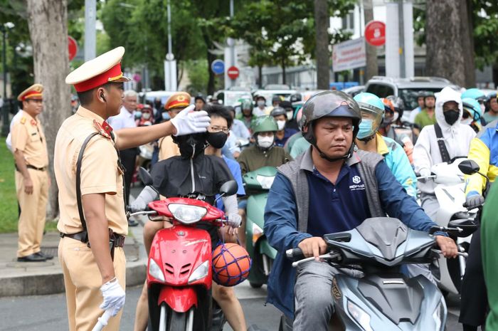 CSGT chuyển hướng các dòng phương tiện.