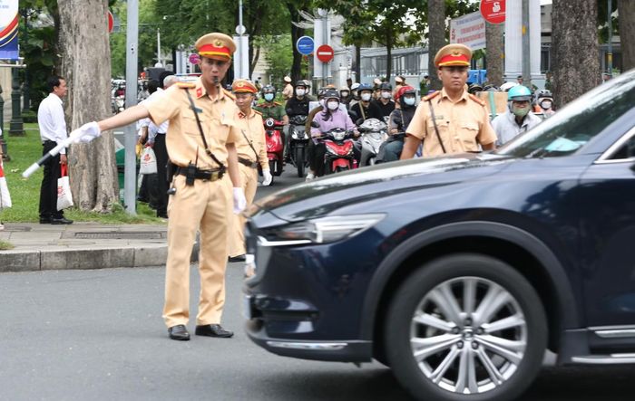 Do có kế hoạch từ trước nên mặc dù phương tiện di chuyển trên đường đông nhưng giao thông qua khu vực Hội trường Thống Nhất thông suốt.