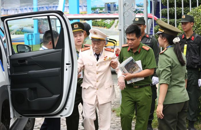 Cán bộ chiến sĩ nhiệt tình hỗ trợ những cán bộ lão thành tham dự lễ kỷ niệm.