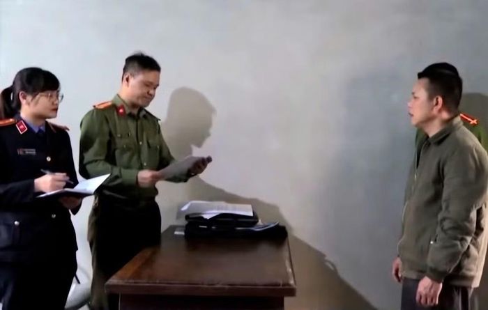 Cơ quan an ninh điều tra Công an tỉnh Lạng Sơn phối hợp Viện KSND tỉnh Lạng Sơn tống đạt quyết định tố tụng bị can.