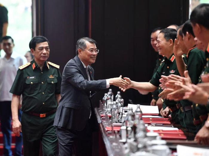 Thủ tướng Lê Minh Hưng với các đại biểu .