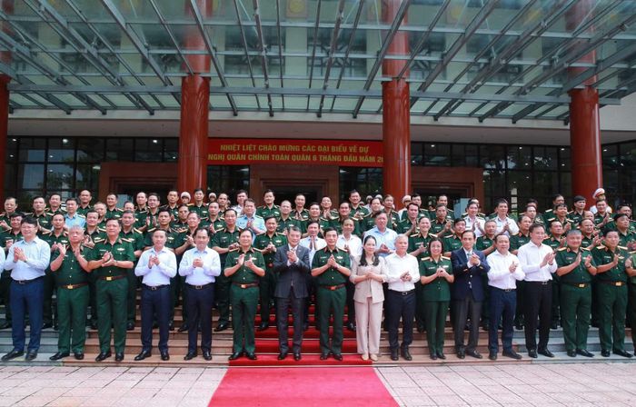 Thủ tướng Lê Minh Hưng cùng các đại biểu dự hội nghị Quân chính toàn quân 6 tháng đầu năm 2026.- Ảnh Trọng Đức.