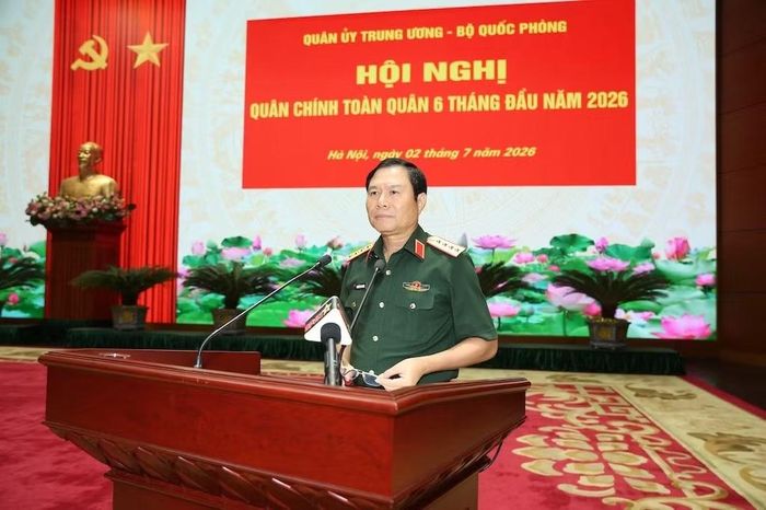 Đại tướng Nguyễn Tân Cương trình bày báo cáo tóm tắt kết quả công tác quân sự, quốc phòng 6 tháng đầu năm 2026..