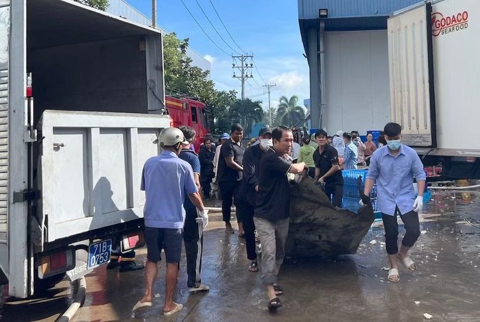 Công nhân di dời tài sản đến nơi an toàn.