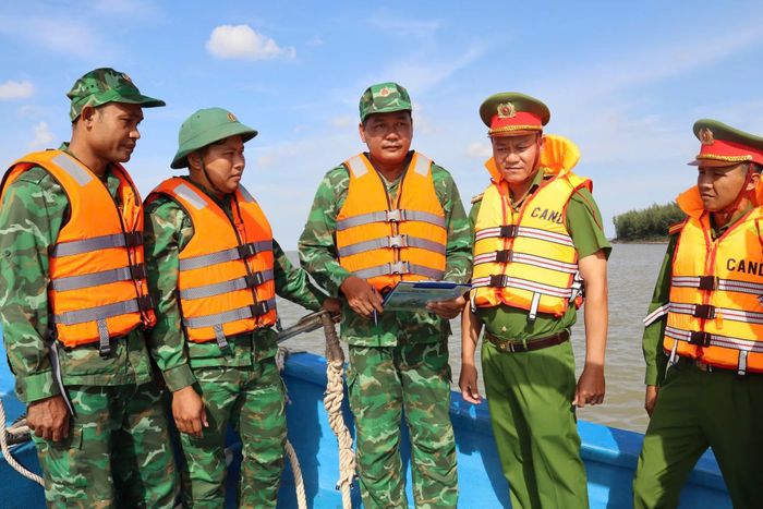 Công an phường Trường Long Hòa phối hợp với Bộ đội Biên phòng tăng cường công tác tuần tra, kiểm soát.