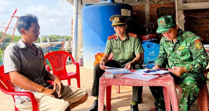 Công an cơ sở phối hợp các ngành liên quan tuyên truyền, vận động người dân gắn bảng hiệu tàu cá không đủ điều kiện hoạt động.