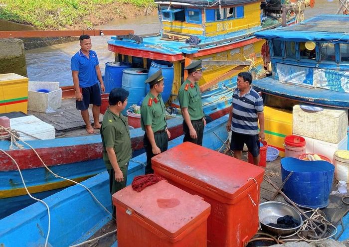 Công an các xã ven biển tuyên truyền khai thác IUU cho ngư dân.