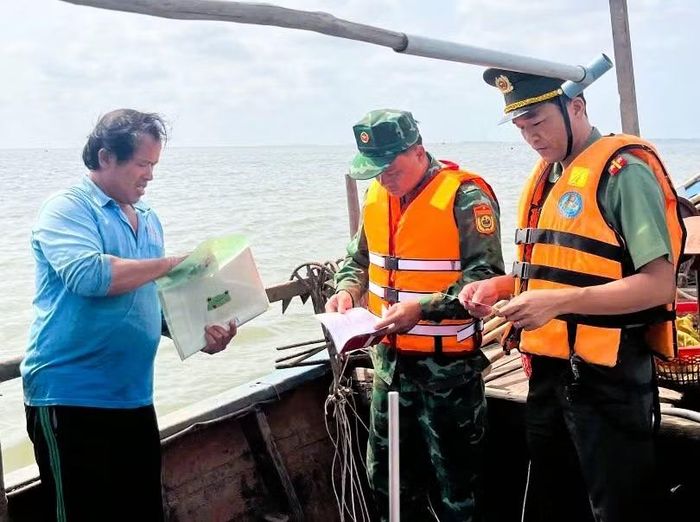 Công an xã phối hợp lực lượng Biên phòng kiểm tra, tuyên truyền các quy định về quản lý tàu cá đối với ngư dân trên địa bàn.