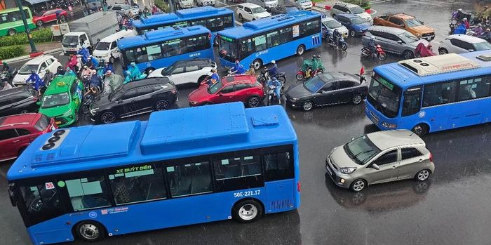 Đi xe buýt mất nhiều thời gian do kẹt xe là nguyên nhân khiến xe buýt khó thu hút khách.