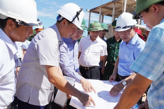 Đồng chí Nguyễn Văn Phương - Bí thư Tỉnh ủy Quảng Trị kiểm tra, chỉ đạo đẩy nhanh việc xây dựng các công trình trường học liên cấp ở các xã biên giới tỉnh Quảng Trị.