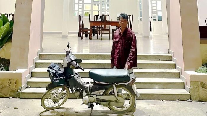 Đối tượng Đinh Trung Hiếu cùng phương tiện gây tai nạn.