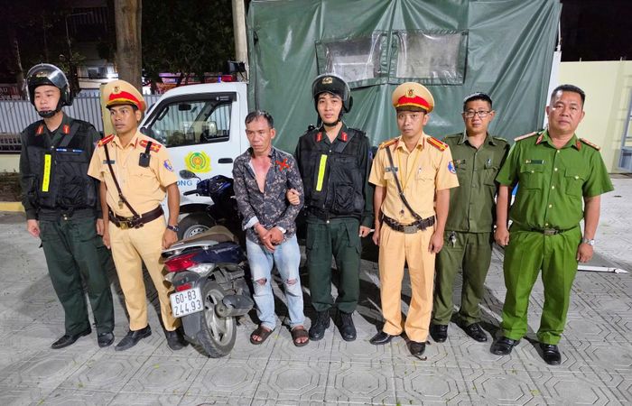 Tổ công tác thuộc Đội CSGT đường bộ số 1, Phòng CSGT Công an TP Đồng Nai truy đuổi, khống chế đối tượng trộm cắp xe máy đang trên đường tẩu thoát.