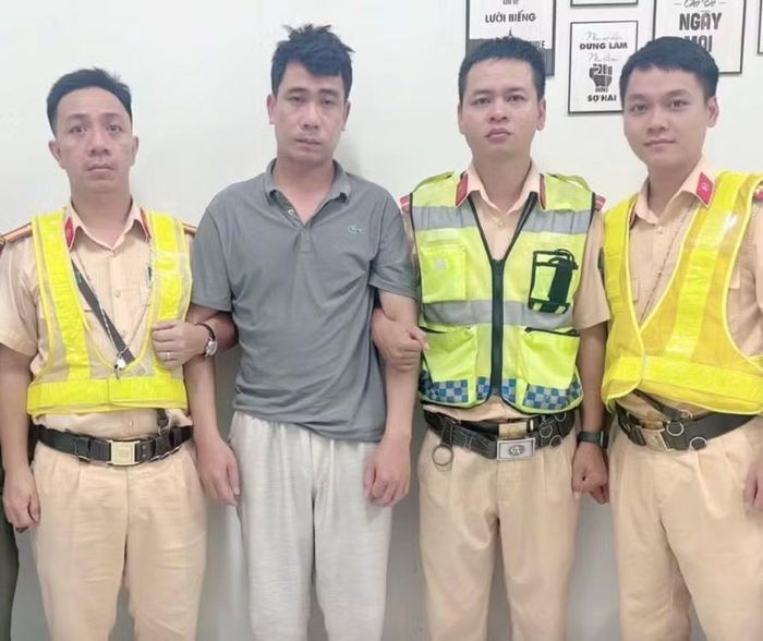 Tổ tuần tra kiểm soát thuộc Trạm CSGT Suối Tre phối hợp với Công an phường Xuân Lộc bắt giữ Phùng Văn Điệp (SN 1991, ngụ TP Hà Nội) trộm cắp tài sản tại phường Gò Vấp, TP Hồ Chí Minh, đang trên đường trốn.