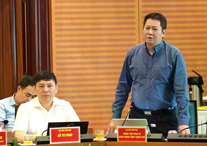 Giám đốc Trung tâm phục vụ hành chính công thành phố Hà Nội Phan Văn Phúc báo cáo tại cuộc họp.