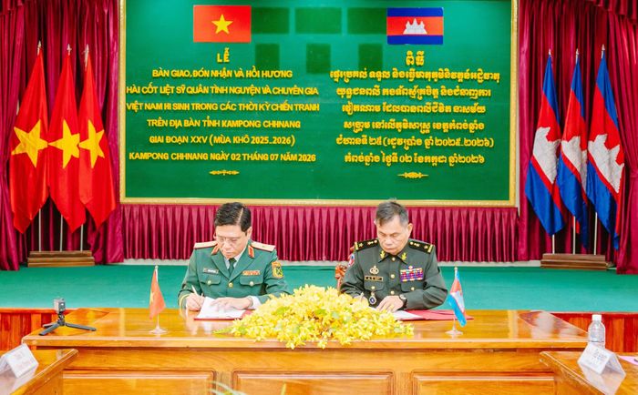 Thiếu tướng Huỳnh Văn Ngon, Phó Chính ủy Quân khu, Trưởng Ban Chỉ đạo 515 Quân khu 9 (bên trái) và Trung tướng Mum Sopheap, Phó Tư lệnh Quân khu Đặc biệt ký biên bản giao nhận hài cốt liệt sĩ quân tình nguyện và chuyên gia Việt Nam hy sinh trong các thời kỳ chiến tranh tại Campuchia.