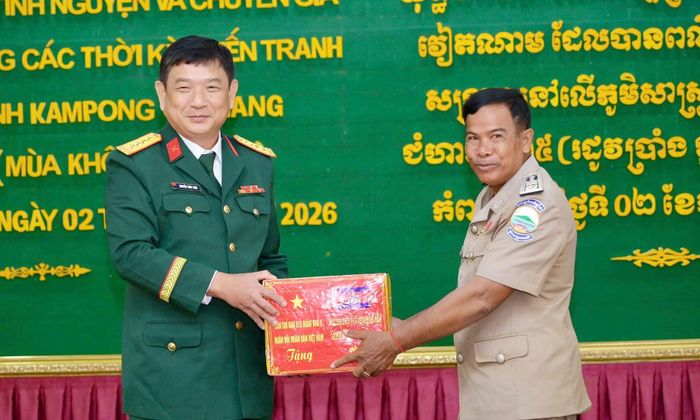 Lãnh đạo Quân khu 9 tặng quà thành viên Ban chuyên trách tỉnh Kampong Chhnang.
