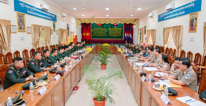 Các đại biểu tham dự buổi làm việc.