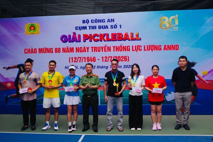 Thiếu tướng Đặng Khắc Chất, Phó Cục trưởng Cục An ninh chính trị nội bộ trao giải cho các đội thi.