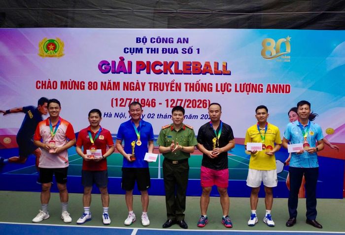 Đại tá Trần Hồng Quang, Phó Cục trưởng Cục An ninh chính trị nội bộ trao giải cho các đội thi.