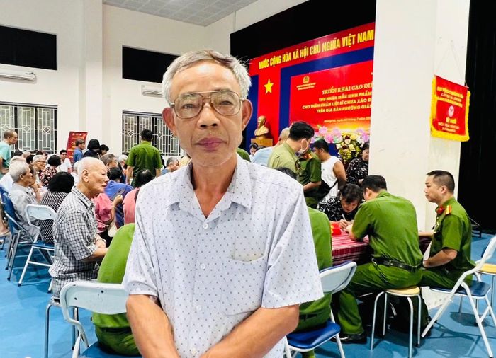 Ông Đoàn Hùng Cường trao đổi với phóng viên Báo CAND tại buổi lấy mẫu sinh phẩm ADN tại Nhà đa năng Trường THCS Thành Công vào sáng 2/7.