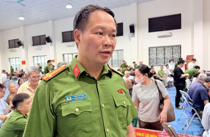 Trung tá Phạm Thế Anh – Phó Trưởng Công an phường Giảng Võ chia sẻ việc đơn vị được Công an TP Hà Nội giao chủ trì phối hợp với 5 Công an phường của Công an TP tổ chức thu nhận mẫu sinh phẩm ADN thân nhân liệt sĩ chưa xác định được thông tin.