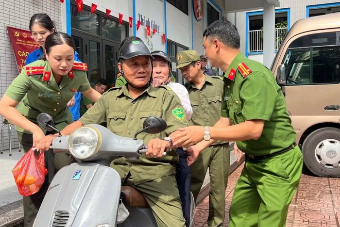 Cụ Nguyễn Hữu Phong thân nhân liệt sĩ Nguyễn Minh Tiến đến lấy mẫu sinh phẩm ADN xong được Công an phường Láng bố trí xe đưa về nhà.