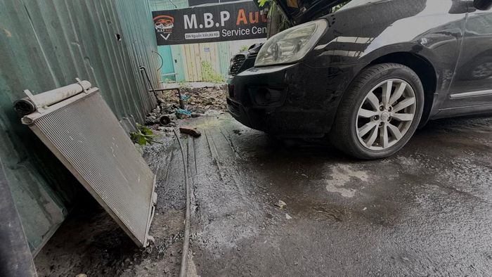 Nước và dầu trước cửa garage ô tô Tân Bình trong ngõ 286 Nguyễn Xiển.