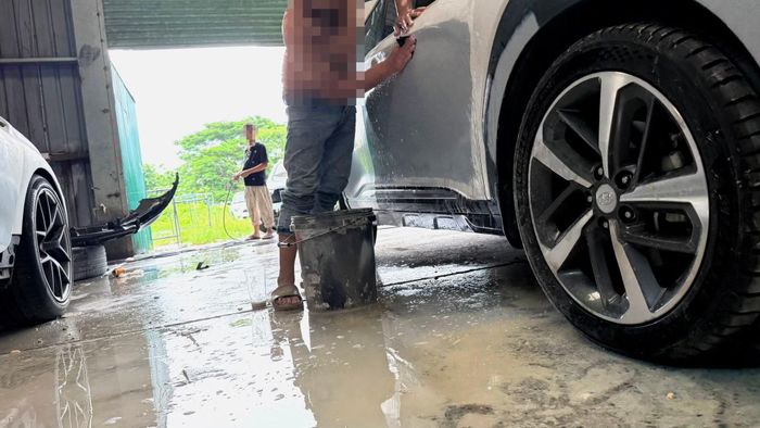 Quá trình sơn sửa xe, nước và các chất tẩy rửa đổ ra sàn garage An Đức Auto - Service &amp; Spa.