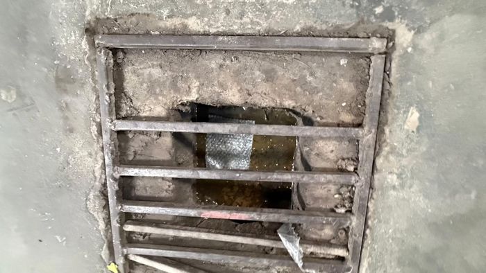 Một mặt hố thu hồi nước và chất thải của hệ thống thoát nước chạy dọc garage Thành Nam hướng ra cống thoát nước ngoài đường.