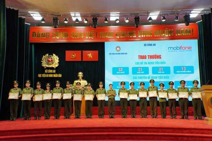 Lãnh đạo Học viện ANND khen thưởng các học viên đạt giải cao trong phong trào nghiên cứu khoa học và viết chuyên đề khoa học. Ảnh: Khánh Toàn.