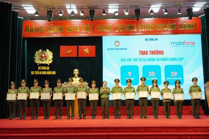 Lãnh đạo Học viện ANND tặng hoa và giấy khen cho các đồng chí nguyên lãnh đạo, cán bộ, giảng viên có nhiều đóng góp trong phong trào nghiên cứu khoa học của học viên. Ảnh: Khánh Toàn.