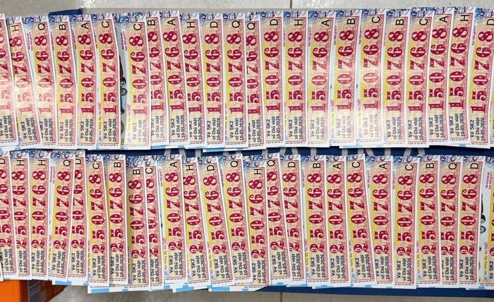 Tang vật vé số giả thu giữ được.