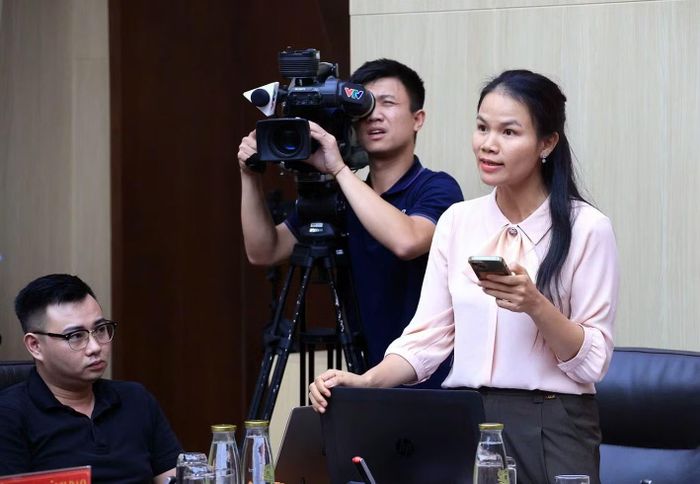 Phóng viên báo chí đặt câu hỏi tại buổi họp báo.