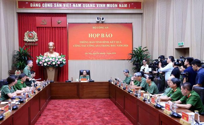 Toàn cảnh buổi họp báo.