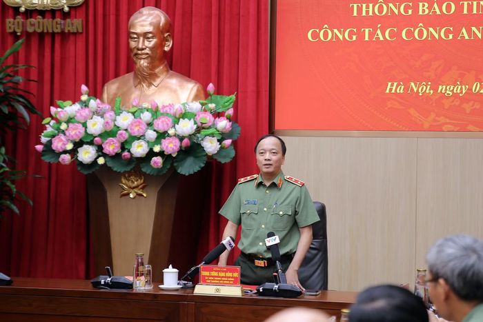 Thứ trưởng Đặng Hồng Đức chủ trì họp báo.
