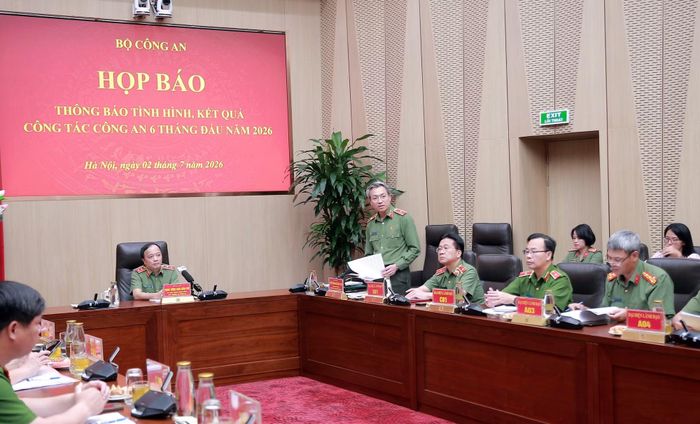 Thiếu tướng Nguyễn Quốc Toản, Chánh Văn phòng Bộ Công an chia sẻ thông tin tại buổi họp báo.