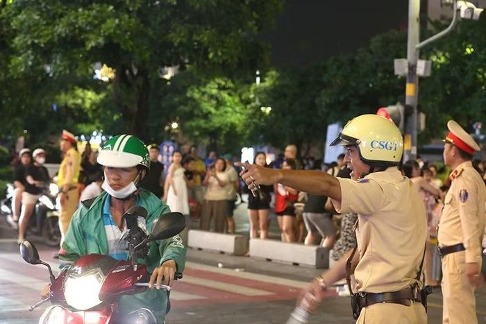 CSGT túc trực đảm bảo trật tự an toàn giao thông, phân luồng cho các phương tiện di chuyển hợp lý tại khu vực Phố đi bộ Nguyễn Huệ