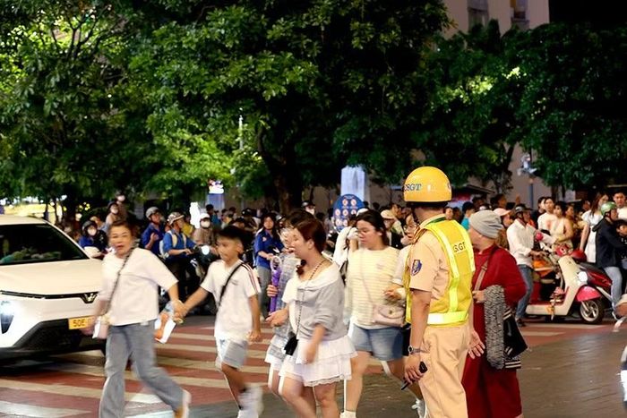 Rất nhiều người náo nức đến Phố đi bộ từ sớm chờ đợi những tràng pháo hoa nghệ thuật