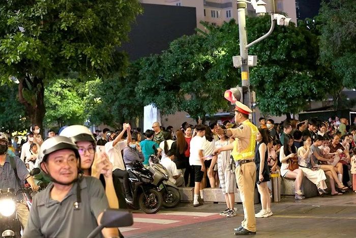 Dòng người chờ đợi sự kiện đặc biệt trên phố đi bộ Nguyễn Huệ