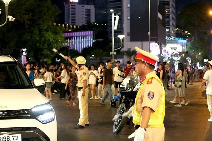 CSGT hướng dẫn các phương tiện đi qua khu vực này