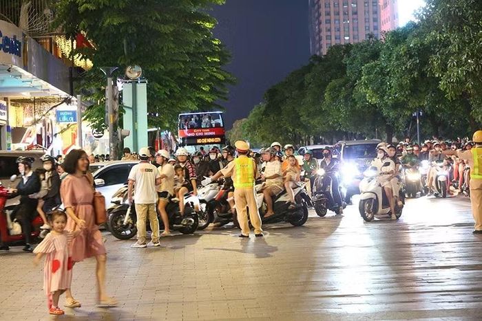 Lực lượng CSGT Công an TP Hồ Chí Minh phân luồng đảm bảo trật tự an toàn giao thông khu vực diễn ra pháo hoa