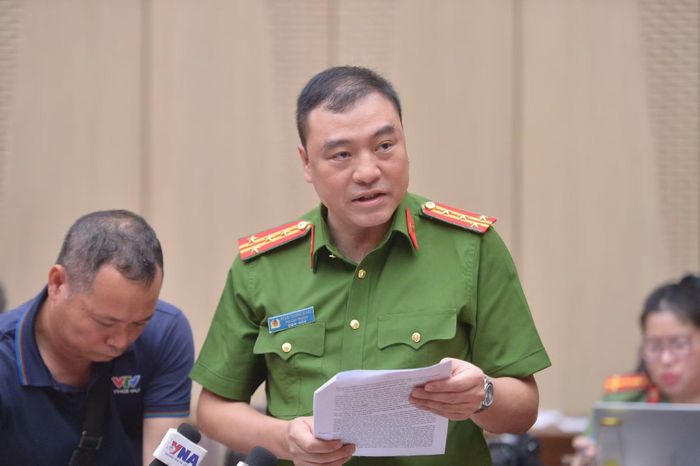 Đại tá Phạm Trường Giang, Phó Cục trưởng Cục Cảnh sát điều tra tội phạm về kinh tế, tham nhũng, buôn lậu trả lời câu hỏi của các nhà báo.
