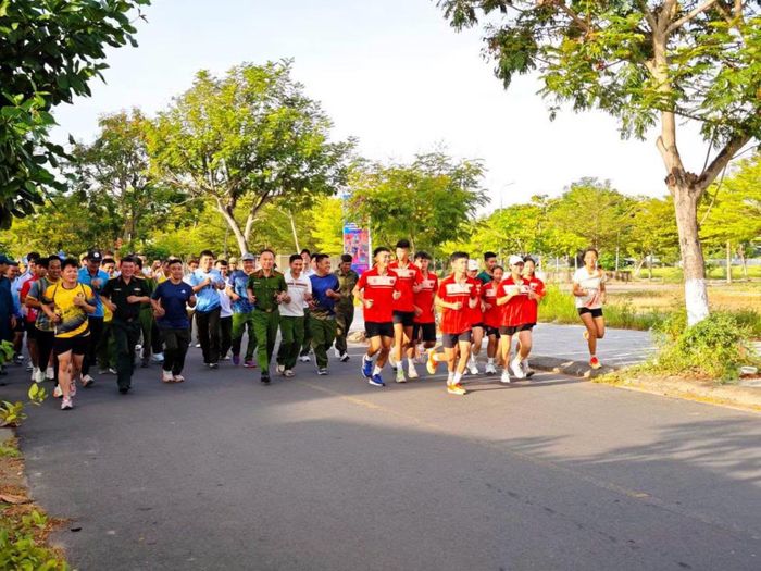 Dưới cái nắng mùa hạ, mỗi bước chân không chỉ hướng tới vạch đích mà còn lan tỏa thông điệp "Chung một quyết tâm xây dựng phường Hòa Xuân không ma túy".