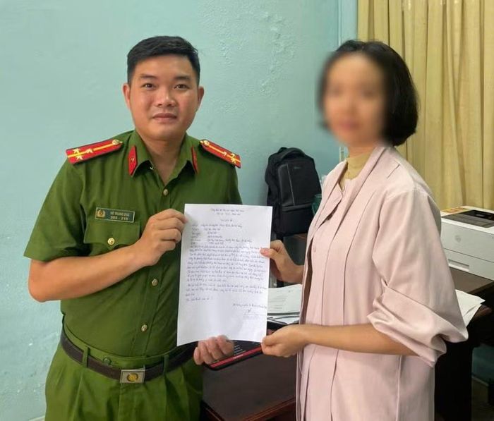 Du khách nước ngoài nhận lại tài sản bị thất lạc và gửi lời cảm ơn đến cán bộ, chiến sĩ Công an phường Hòa Xuân vì sự tận tình, trách nhiệm.