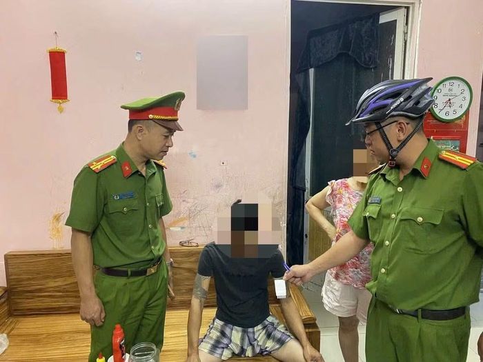 Công an phường Hòa Xuân kiểm tra, rà soát địa bàn khu chung cư Nam cầu Cẩm Lệ trong đợt cao điểm phòng, chống ma túy.