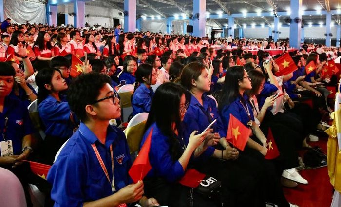  Đông đảo các bạn đoàn viên thanh niên hào hứng theo dõi chương trình... 