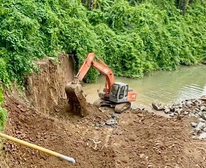 Đơn vị thi công múc sâu vào bờ sông, khu vực sau này một phần ngôi nhà của gia đình ông Sự, bà Nguyệt bị sạt lở.