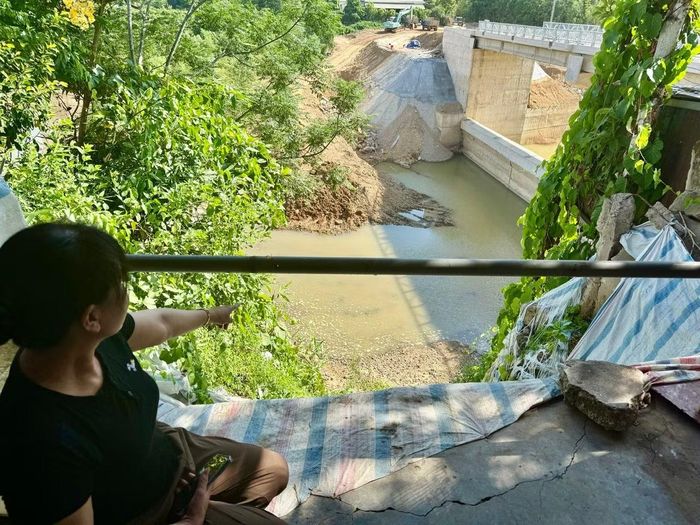 Toàn bộ công trình phụ phía sau ngôi nhà xây kiên cố của gia đình Sự, bà Nguyệt bị sạt lở rơi xuống sông.